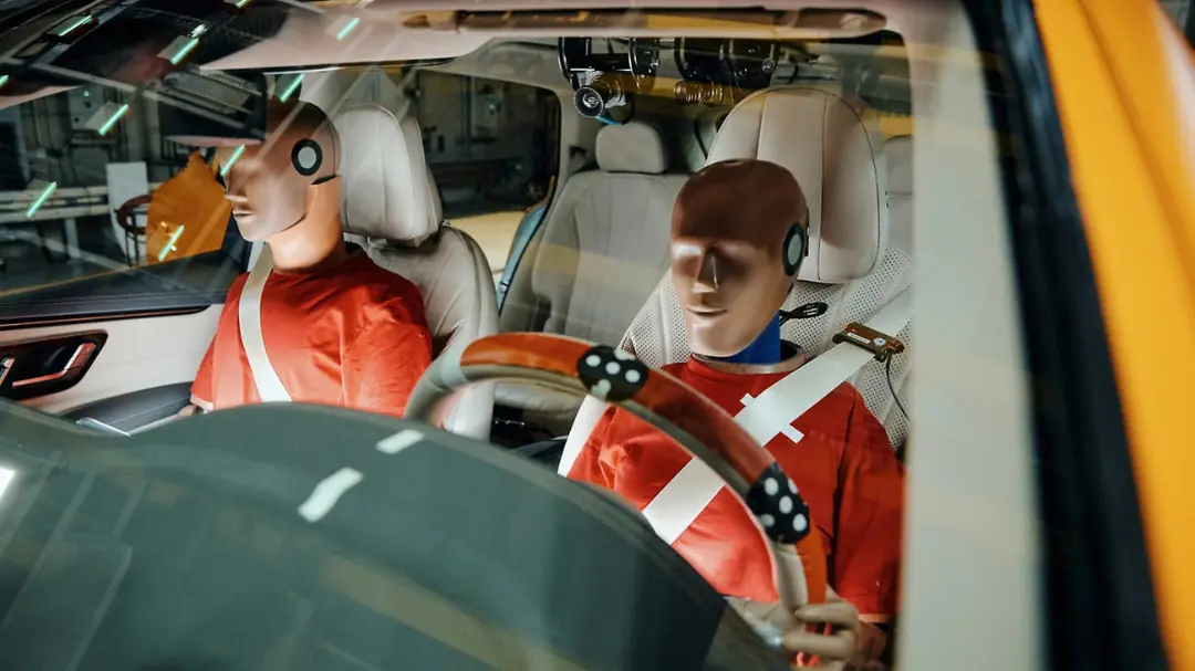 مانکن‌های تست تصادف (Crash Test Dummies) با نشان‌های رنگی در کابین خودرو