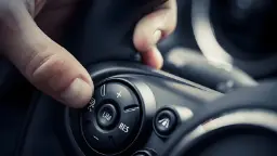 دکمه‌های تنظیم کروز کنترل (Cruise Control) روی فرمان خودرو