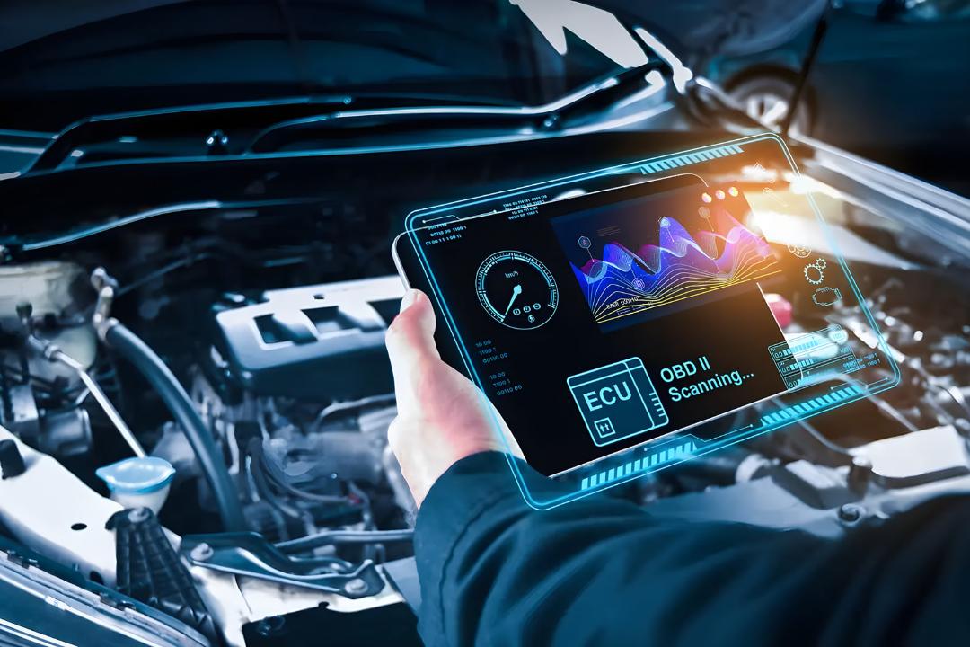 دست تعمیرکار با تبلت در حال اسکن ECU و بررسی داده‌های OBD II خودرو