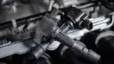 کوئل‌های موتور (Ignition Coils) روی قطعات داخلی موتور خودرو قرار گرفته‌اند