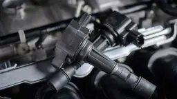 کوئل‌های موتور (Ignition Coils) روی قطعات داخلی موتور خودرو قرار گرفته‌اند