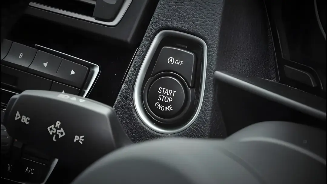 دکمه استارت استاپ (Start/Stop Engine) در پنل کنترلی خودرو