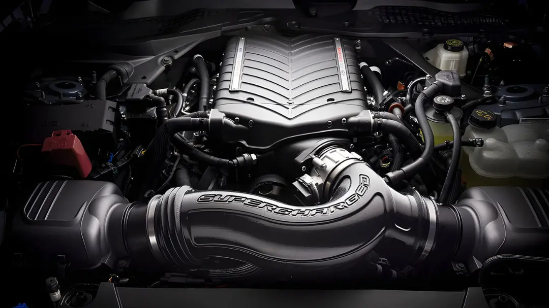 موتور خودرو مجهز به سیستم سوپرشارژر (Supercharger) در محفظه موتور