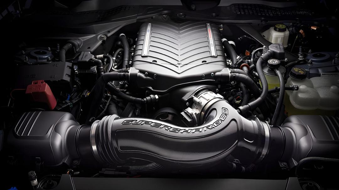 موتور خودرو مجهز به سیستم سوپرشارژر (Supercharger) در محفظه موتور