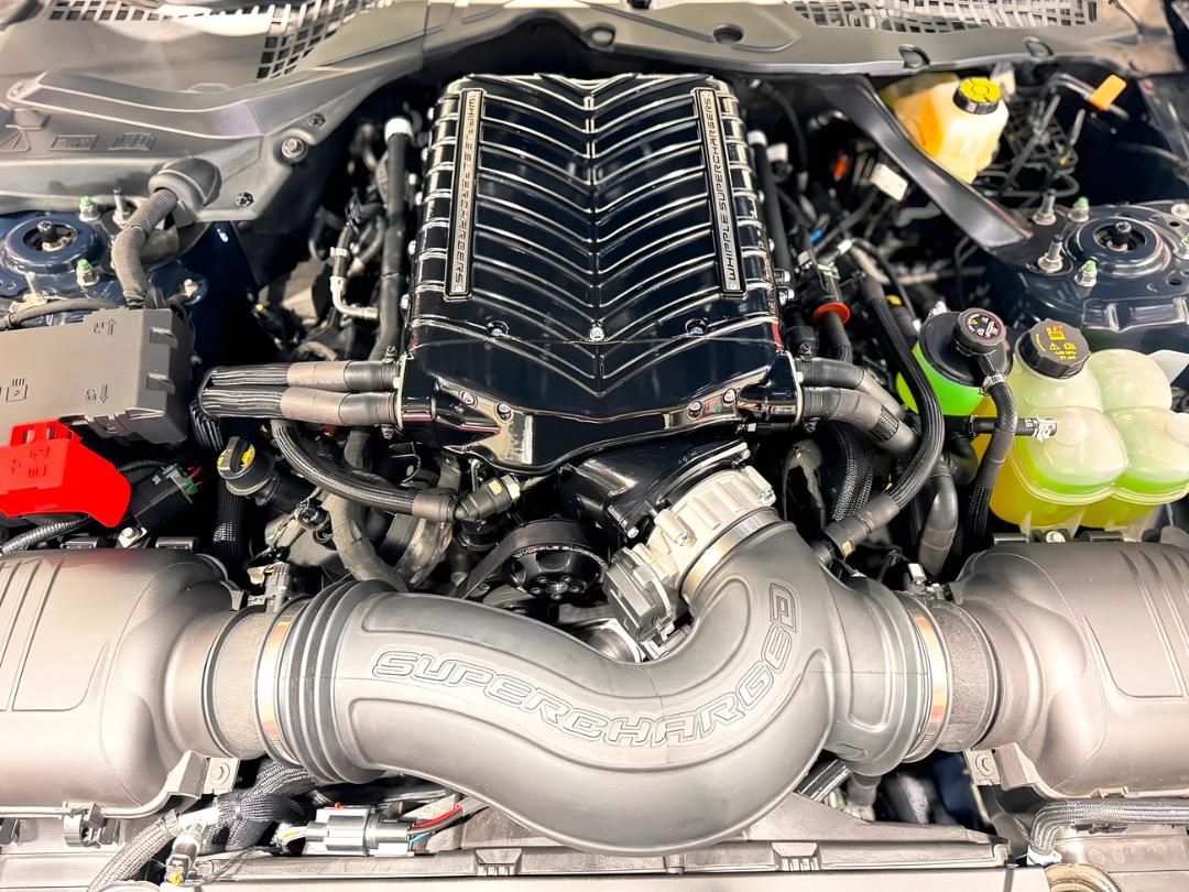 سوپرشارژر (Supercharger) نصب شده روی موتور خودروی با قدرت بالا