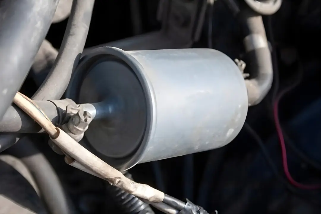 فیلتر بنزین (Fuel Filter) نصب شده در محفظه موتور خودرو