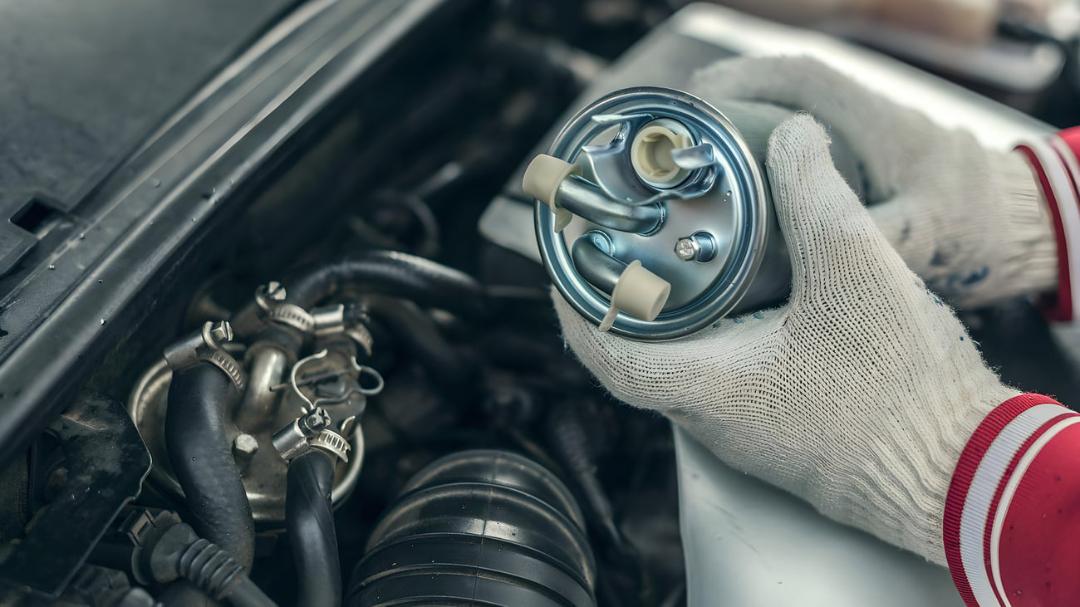 فیلتر بنزین (Fuel Filter) جدید در دست تعمیرکار در موتور خودرو