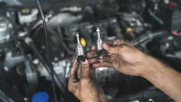 انژکتورهای خودرو در دست تعمیرکار برای بررسی وضعیت سلامت