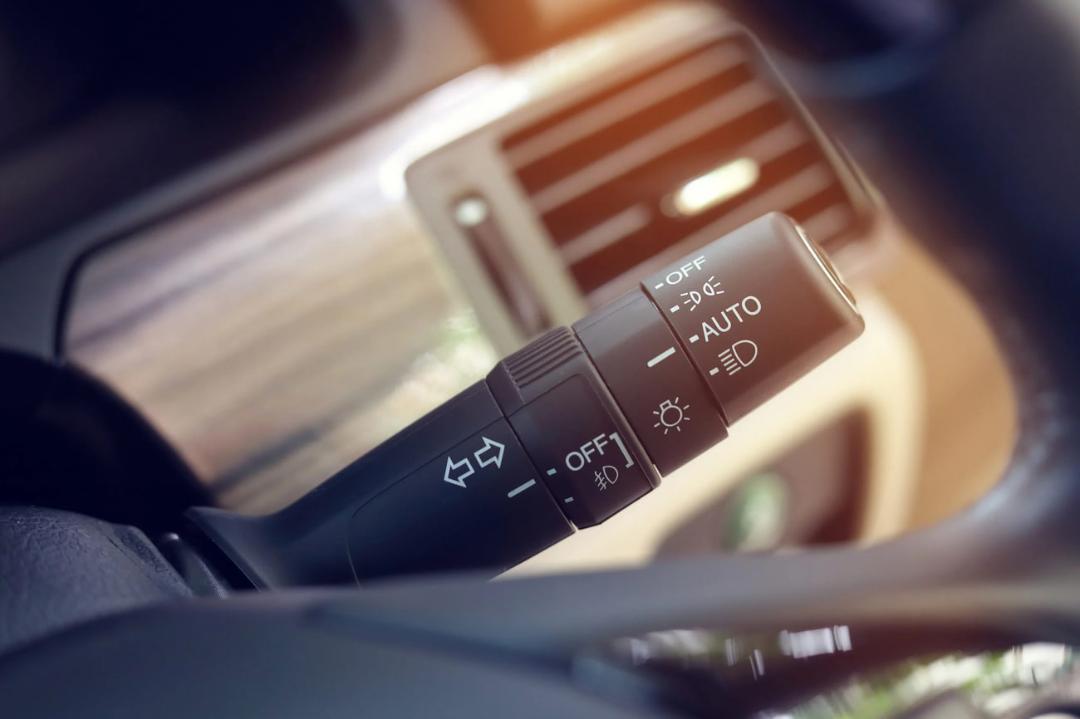 اهرم کنترل چراغ‌های خودکار (Auto) در کابین خودرو