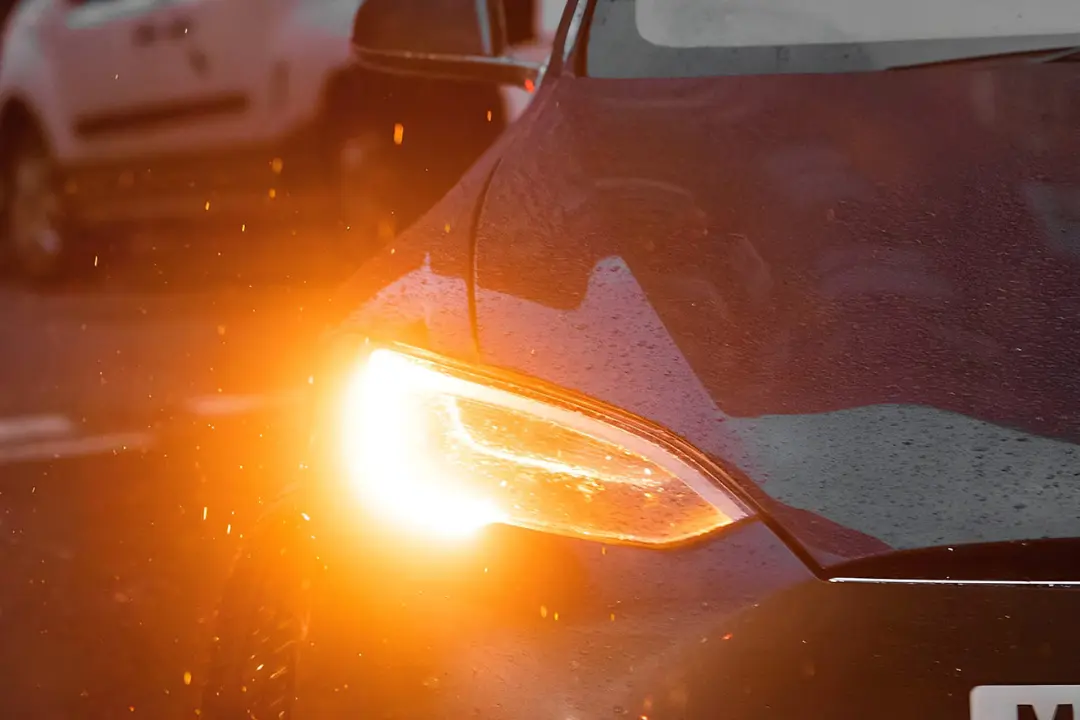 چراغ جلوی خودرو (Car Headlight) در حال روشن شدن در باران