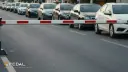 صف خودروهای وارداتی در انتظار عبور از مانع بازرسی