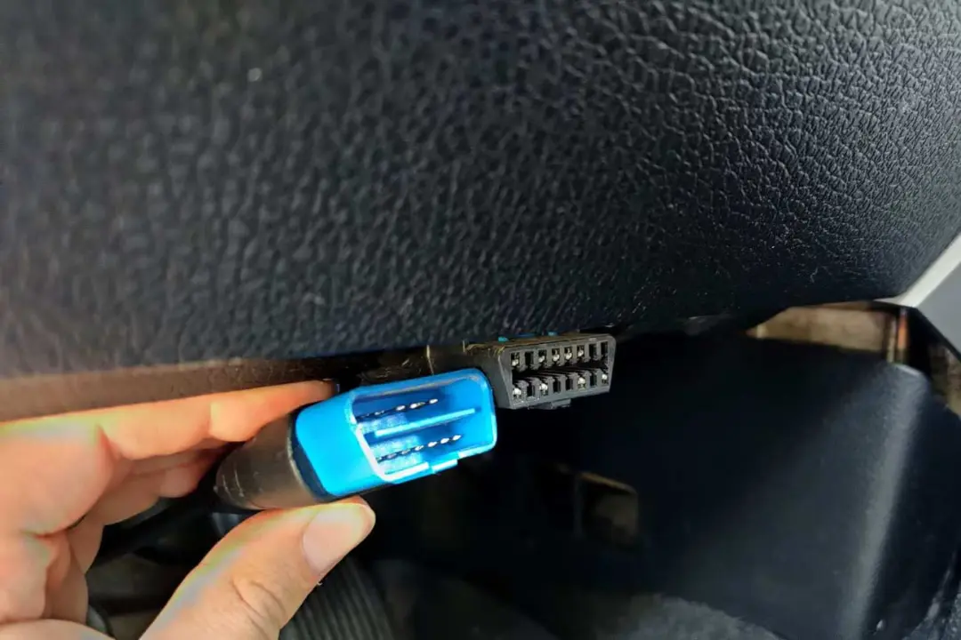 پورت OBD خودرو و اتصال کابل دیاگ به سوکت کنترلی ماشین