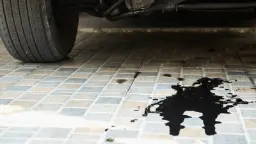 نشتی روغن سیاه رنگ خودرو روی کف کاشی پارکینگ