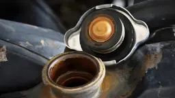 درپوش رادیاتور (Radiator Cap) و دهانه فلزی رادیاتور خودرو با آثار خوردگی