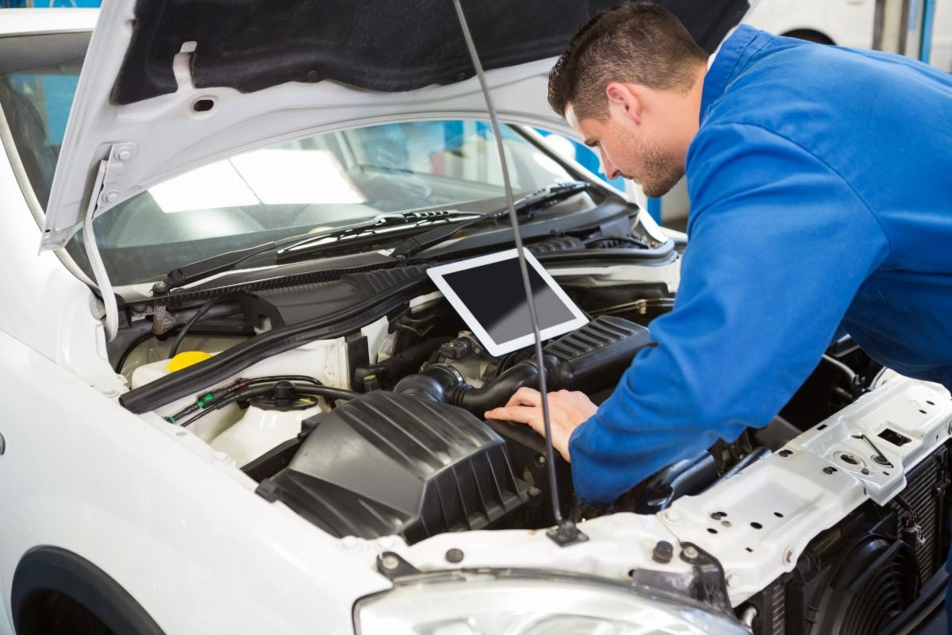 تعمیرکار خودروهای لوکس