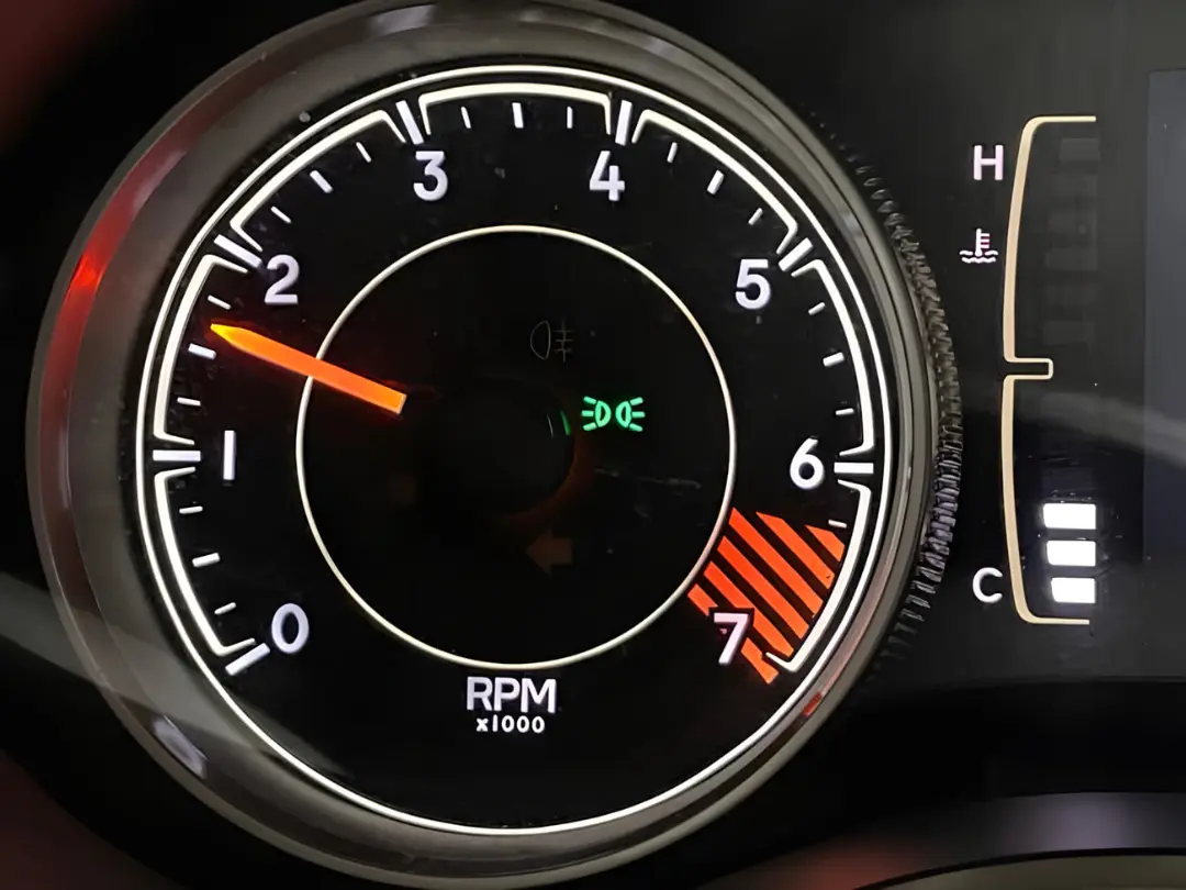 دور موتور (RPM) خودرو در حالت استارت سرد با عقربه روی عدد دو هزار