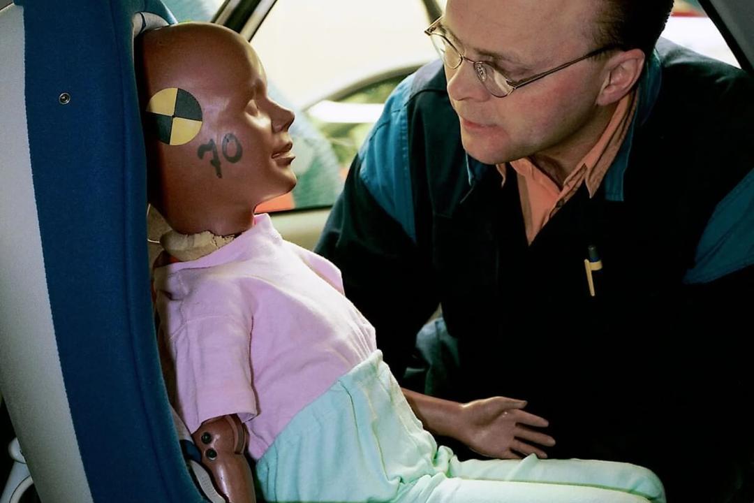 مانکن تست تصادف (Crash Test Dummy) در صندلی خودرو برای بررسی ایمنی