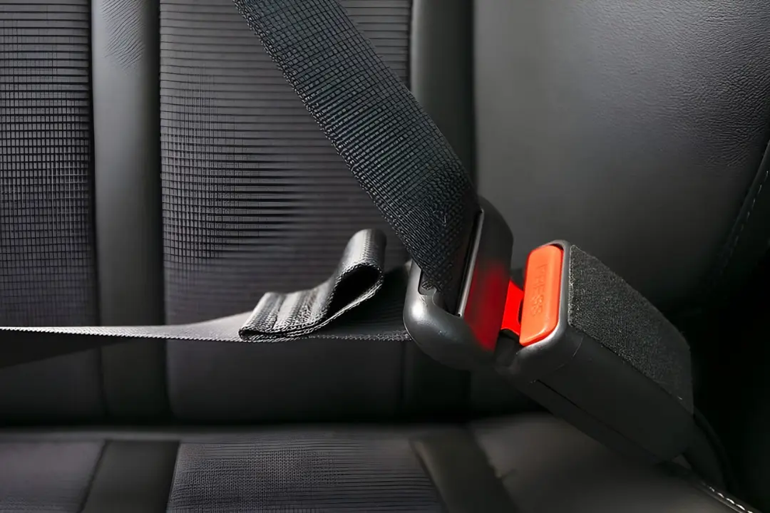 کمربند ایمنی (Seat Belt) متصل به قفل ایمنی صندلی خودرو