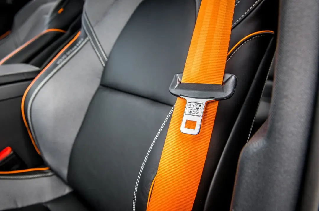 کمربند ایمنی (Seat Belt) نارنجی رنگ روی صندلی اسپرت خودرو