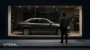 خودروی سواری در نمایشگاه خودرو در مقابل مردی ایستاده است