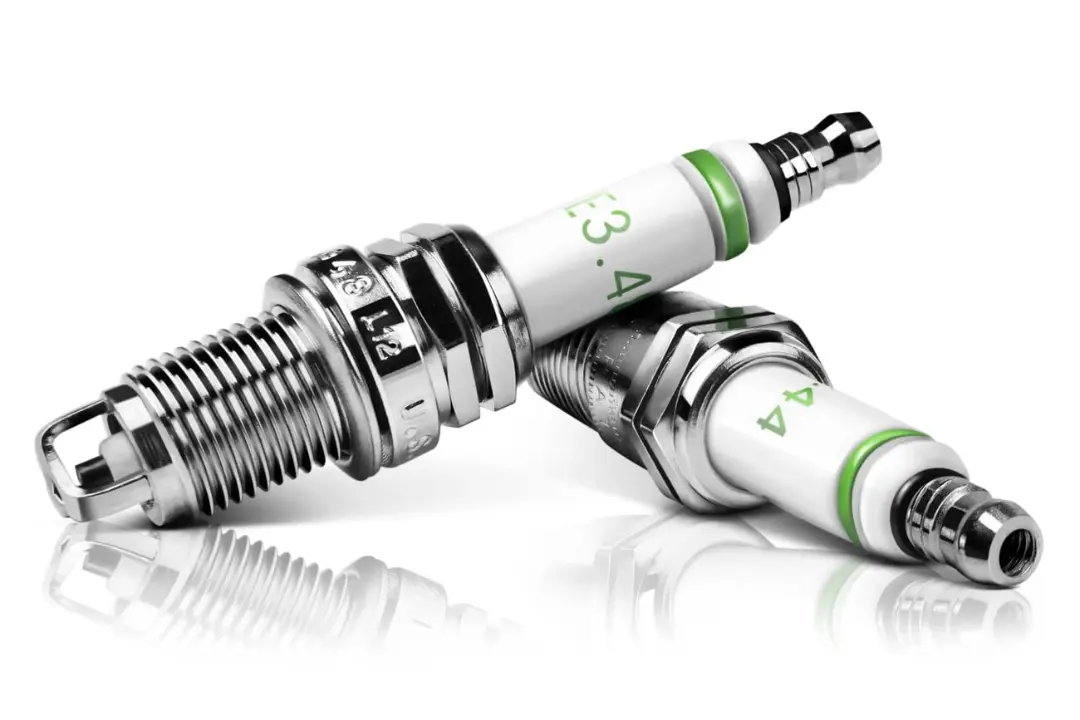 شمع‌های موتور (Spark Plugs) با بدنه سرامیکی سفید و بخش فلزی