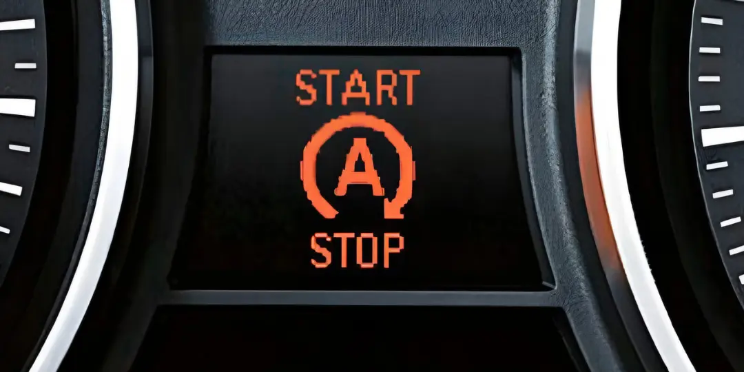 نمایشگر دیجیتال داشبورد با علامت و عبارت Start Stop