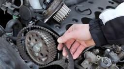 تسمه تایم (Timing Belt) خودرو در حال بازرسی توسط تعمیرکار