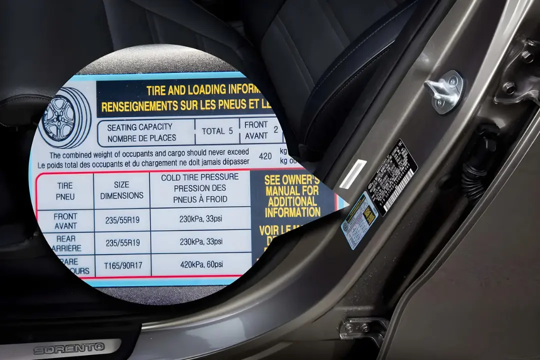 برچسب اطلاعات فشار باد لاستیک (Tire Pressure) روی ستون در خودرو
