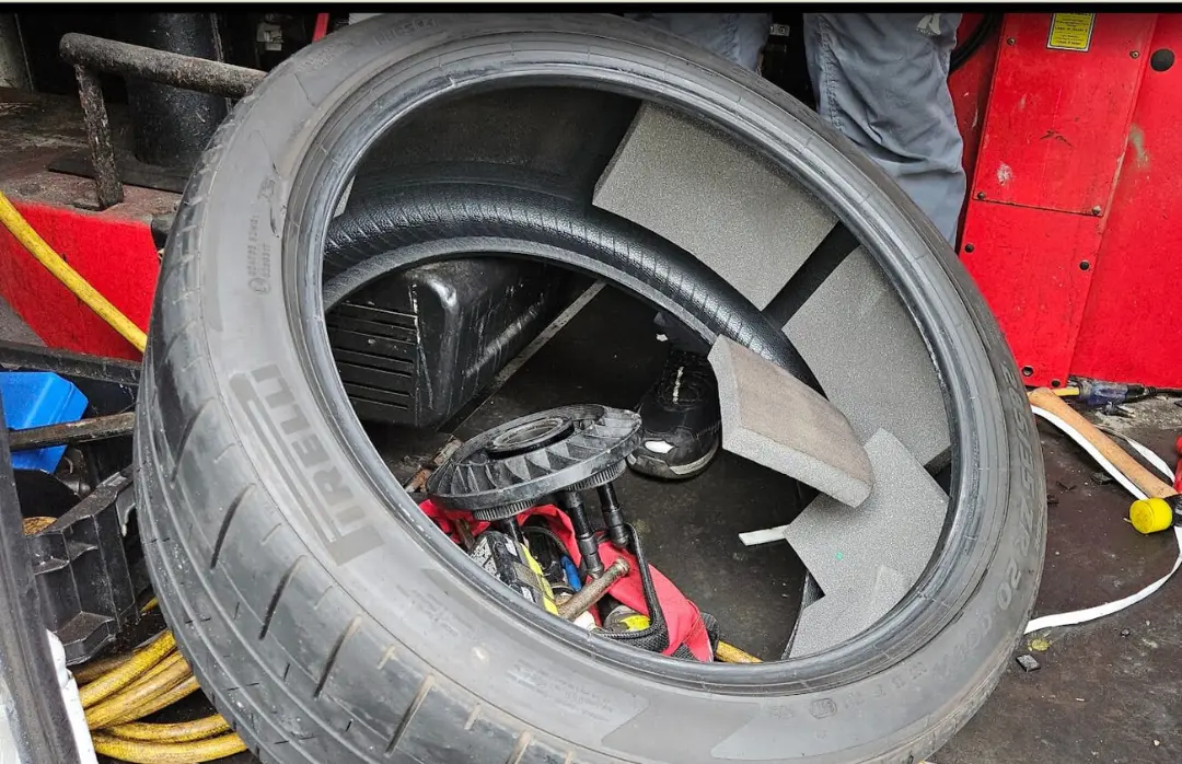 لاستیک خودرو (Pirelli) دارای لایه‌های فوم داخلی برای کاهش صدا