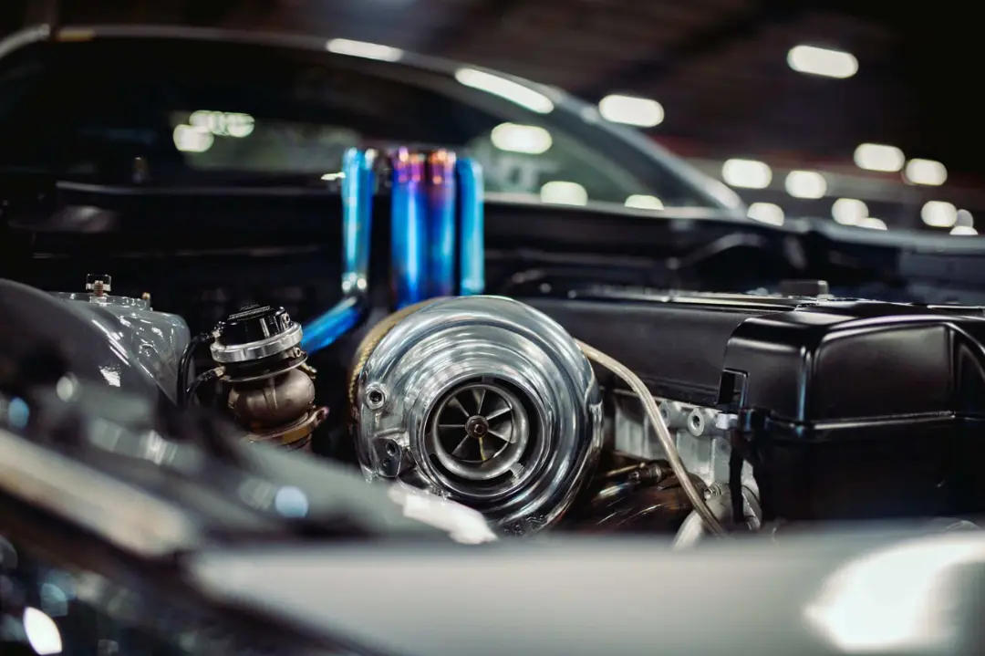 توربوشارژر (Turbocharger) نصب شده روی موتور خودروی اسپرت