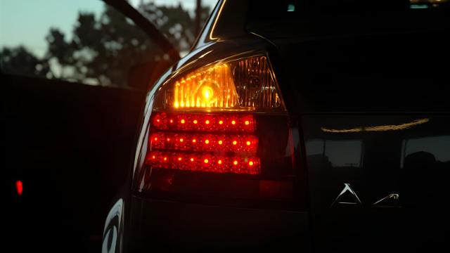 چراغ راهنمای خودرو (Turn Signal) با نور نارنجی روشن شده است
