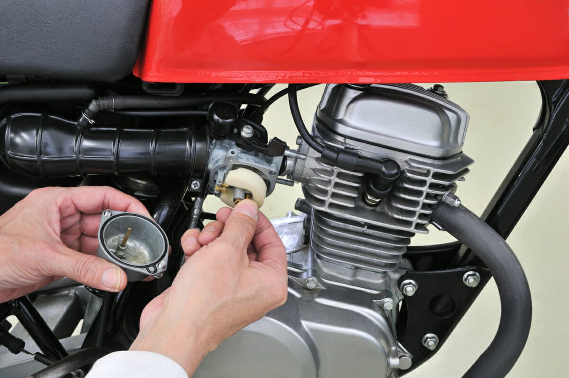 تمیزکاری کاربراتور موتور سیکلت