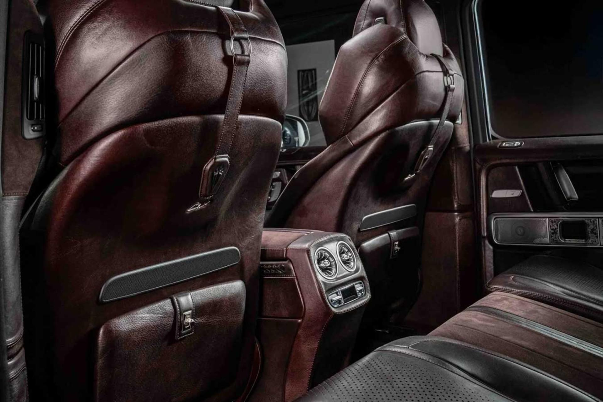 صندلی‌های چرمی قهوه‌ای تیره در کابین سفارشی مرسدس G کلاس (Mercedes G-Class) با طراحی لوکس