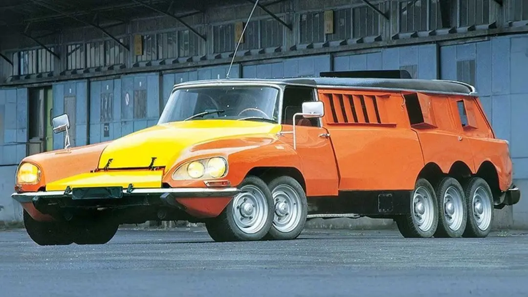 خودروی آزمایشی سیتروئن (Citroën) با بدنه نارنجی و ده چرخ