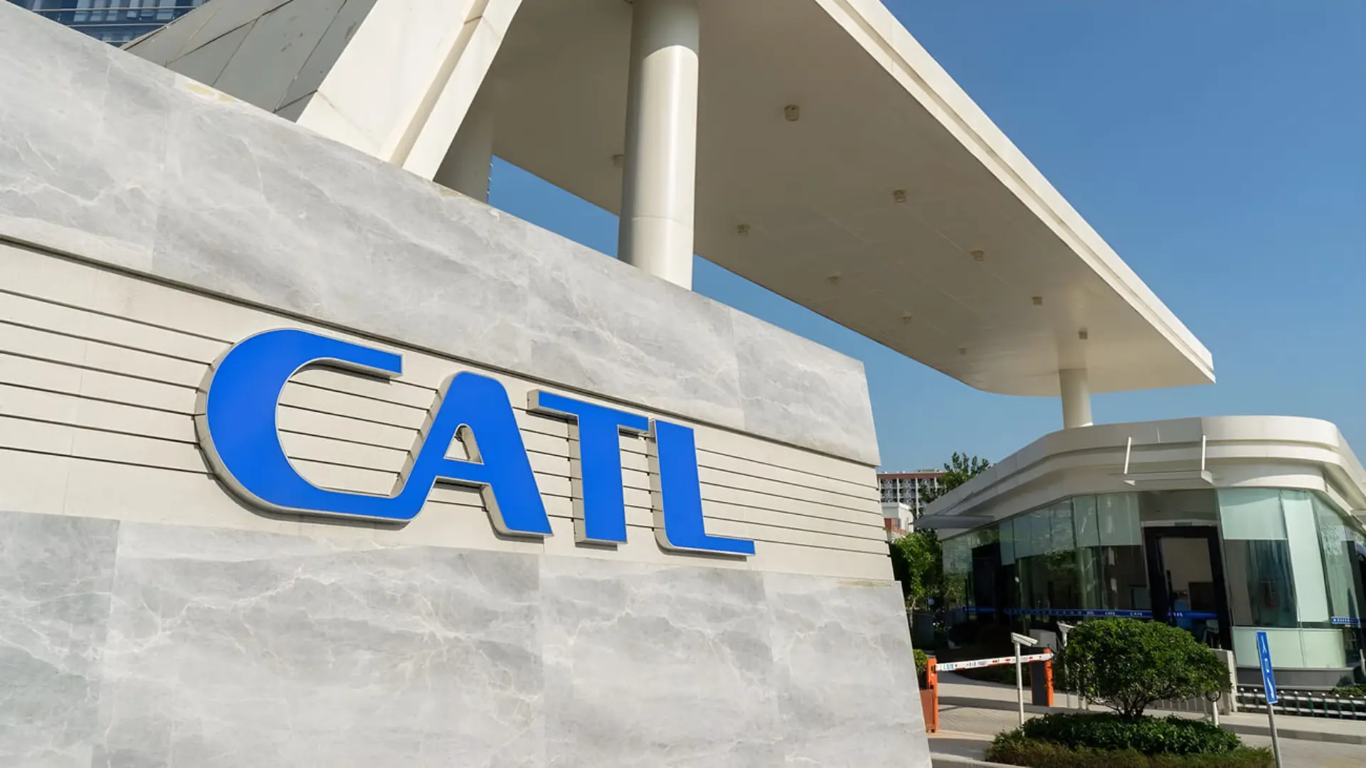لوگوی آبی‌رنگ شرکت چینی سی‌تی‌ال (CATL) روی دیوار ساختمان