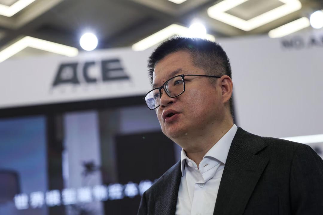 رئیس شرکت هوش مصنوعی Ace Robotics (Ace Robotics) در یک نمایشگاه