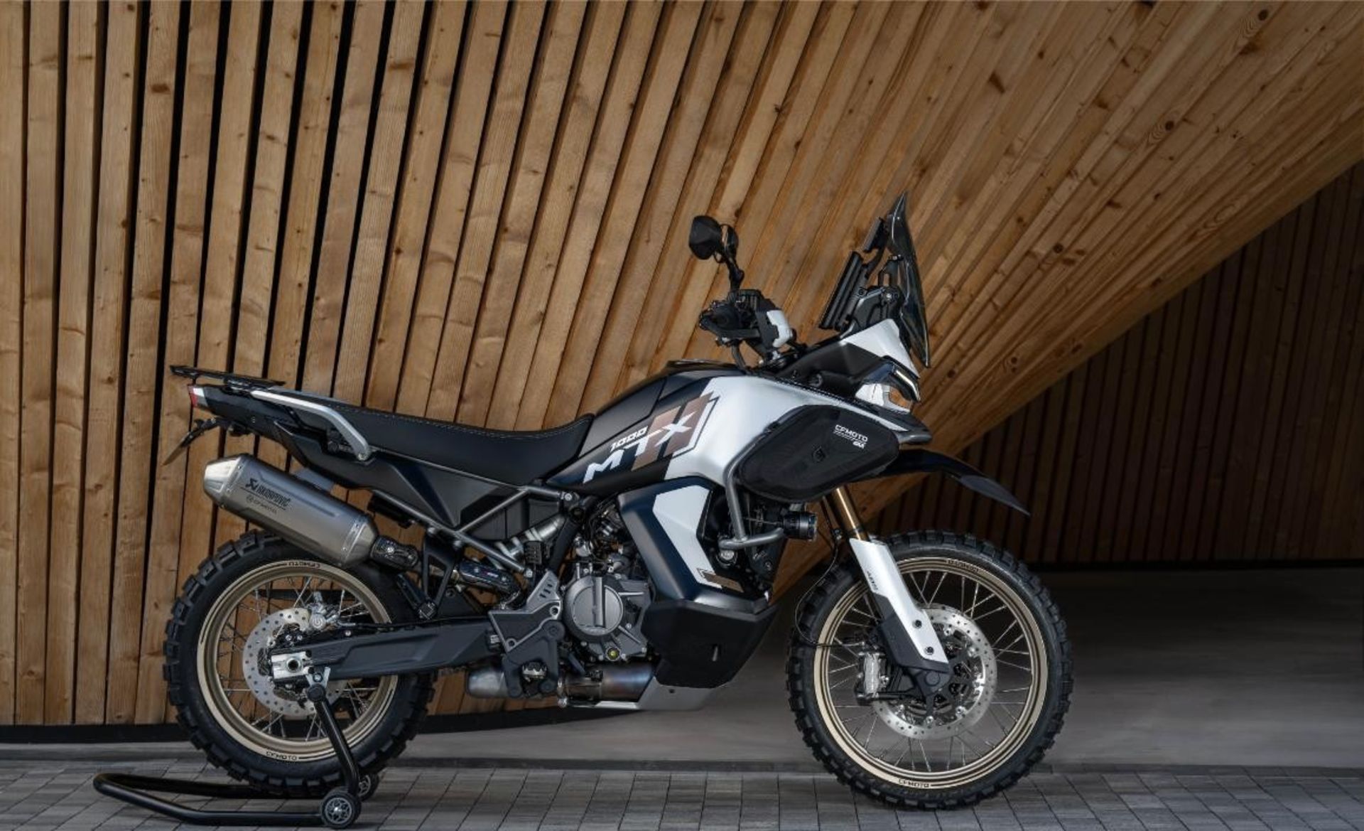 نمای جانبی موتورسیکلت ادونچر سی اف موتور 1000mt-x