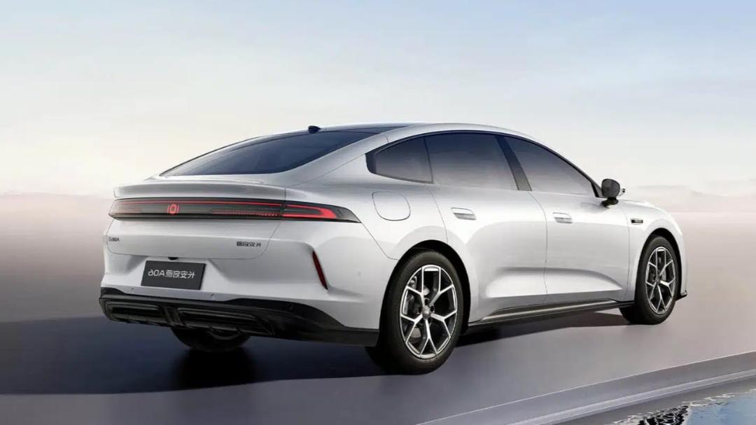 خودرو چانگان (Changan) A05 با رنگ سفید در نمای سه رخ عقب