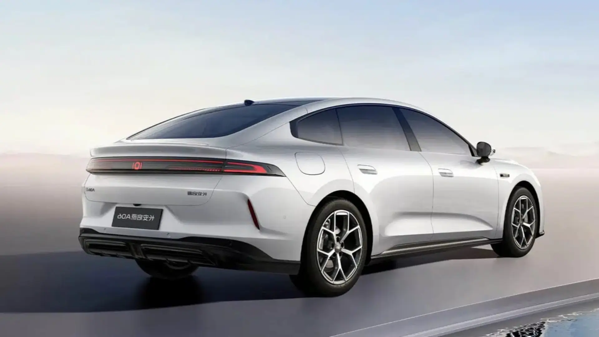 خودرو چانگان (Changan) A05 با رنگ سفید در نمای سه رخ عقب