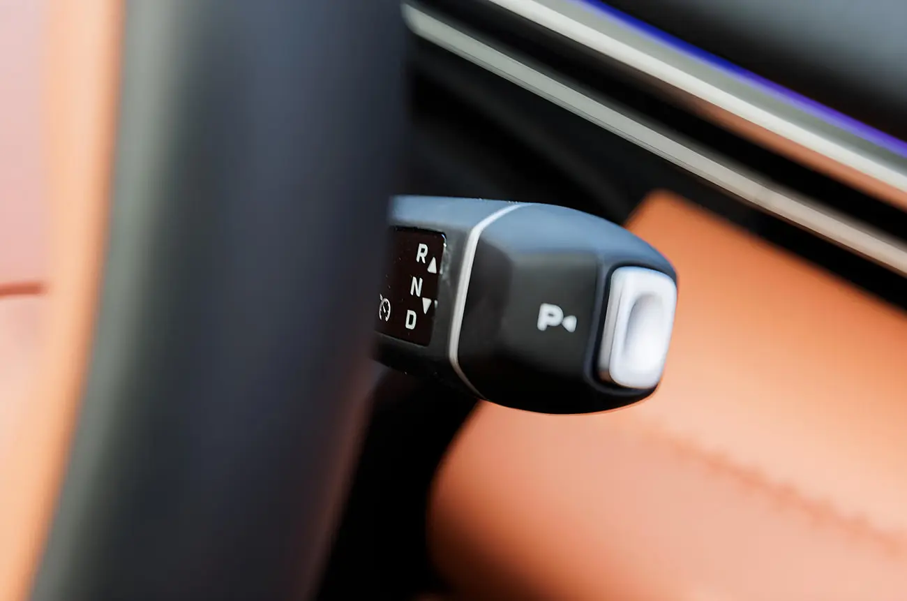 اهرم تعویض دنده (Gear Shifter) در کابین خودروی چانگان دیپال S05 (Changan Deepal S05)