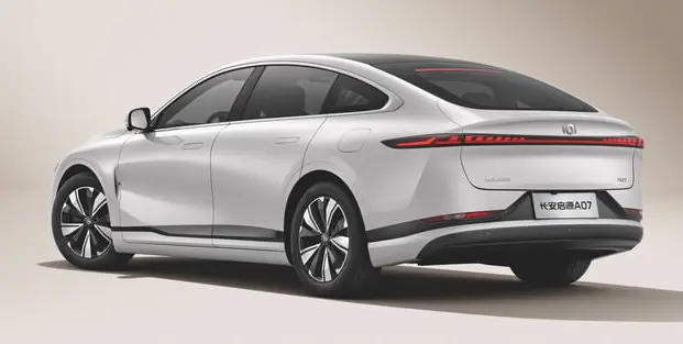 خودروی چانگان نوو A07 (Changan Nuo A07) با طراحی فست‌بک و رنگ سفید