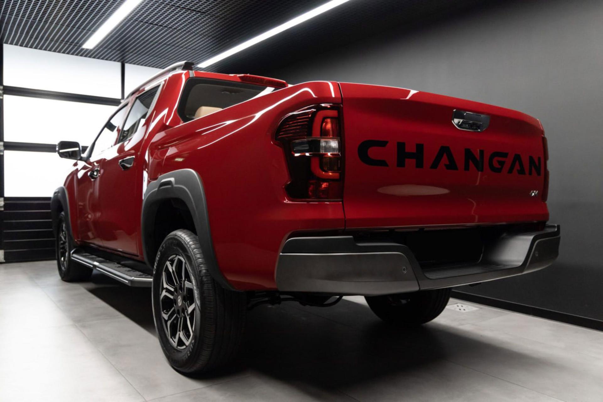 پیکاپ قرمز رنگ چانگان (Changan) در نمای عقب و جانبی