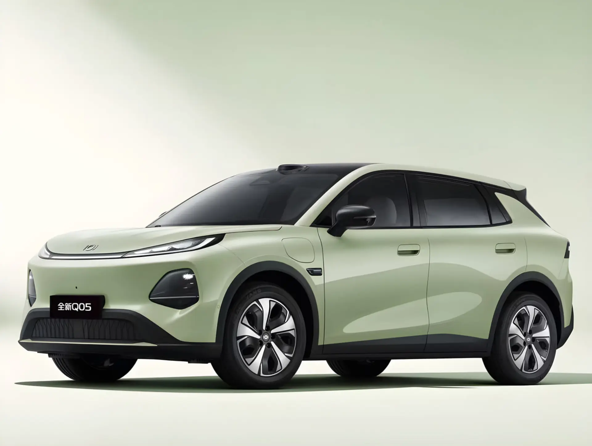 خودرو برقی چانگان (Changan) Q05 با رنگ سبز روشن در استودیو