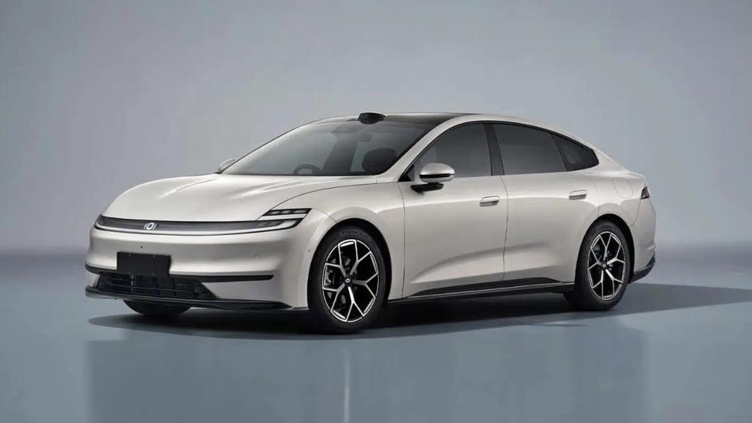 خودرو چانگان کیوآن (Changan Quan) A05 با رنگ نقره‌ای در استودیو