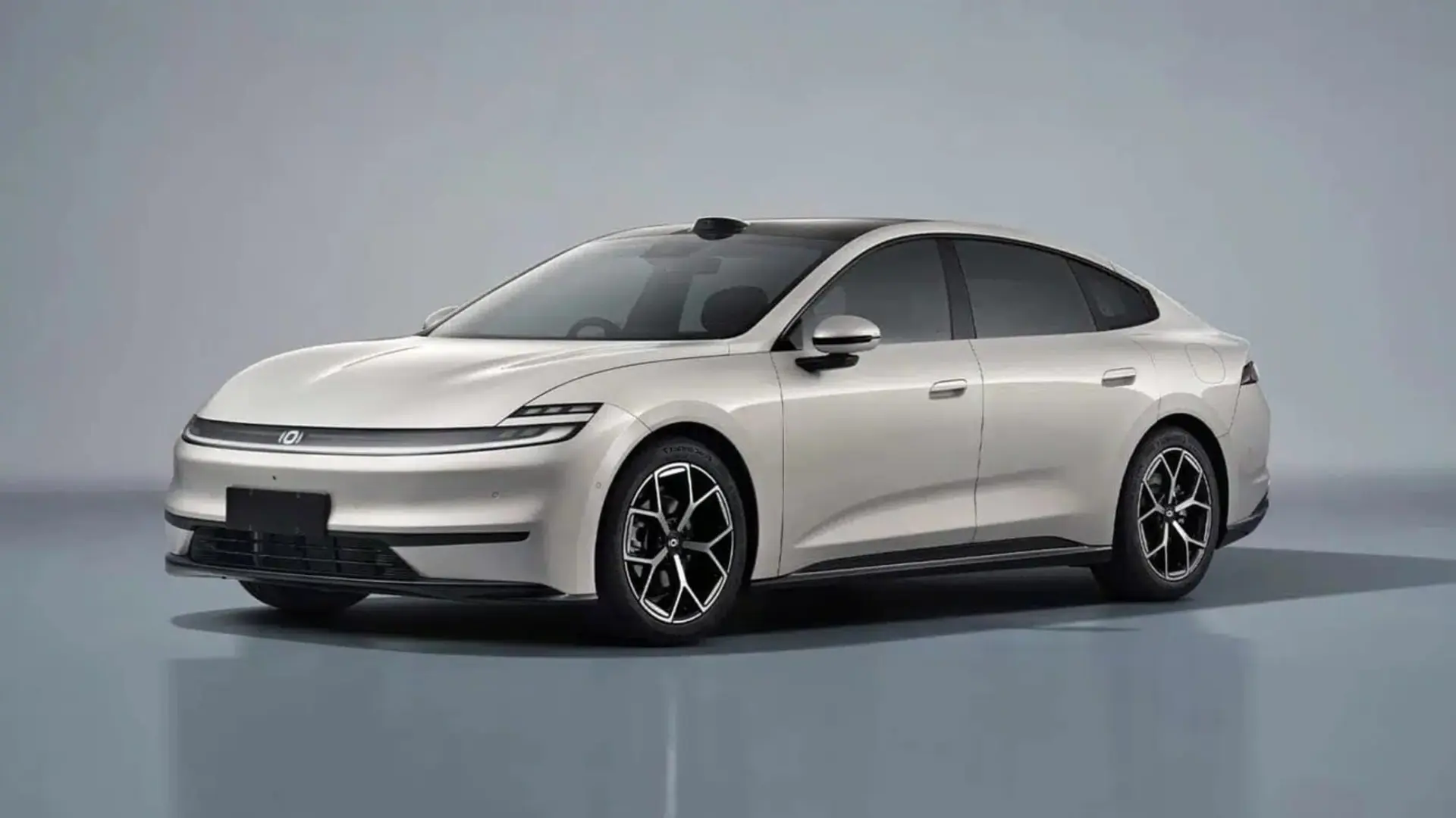 خودرو چانگان کیوآن (Changan Quan) A05 با رنگ نقره‌ای در استودیو