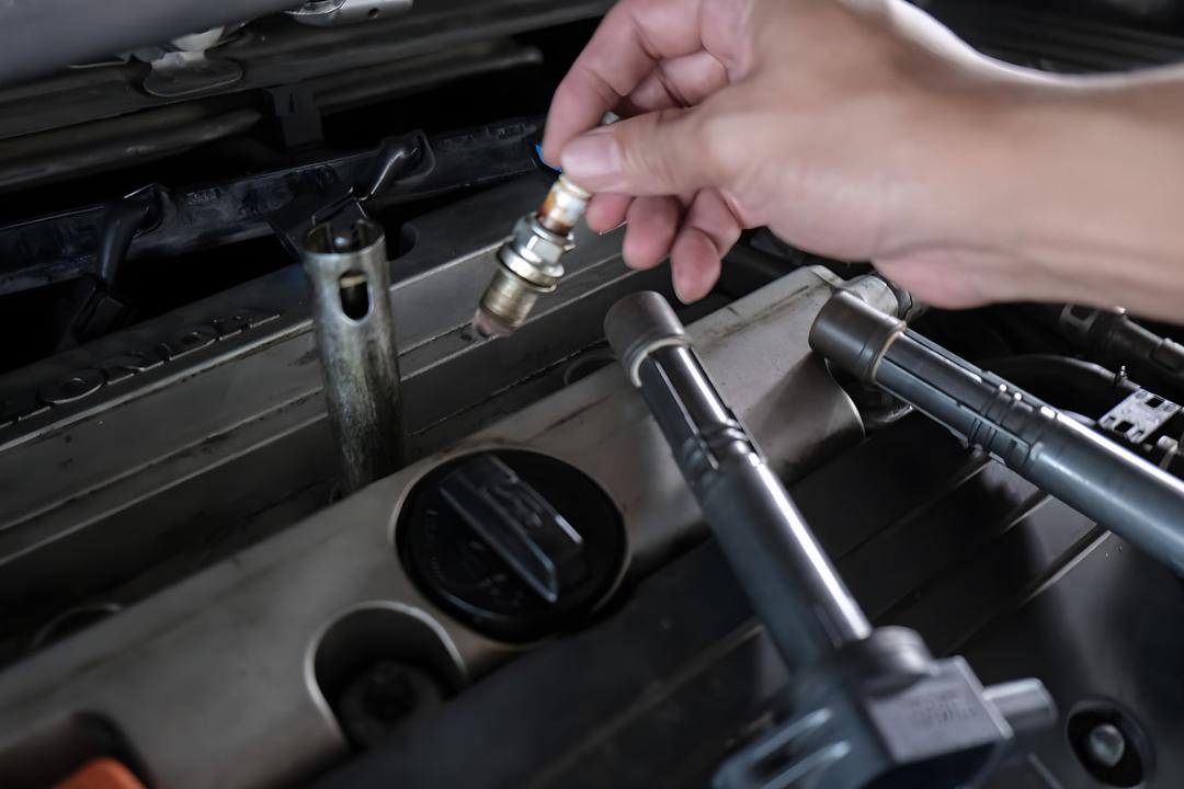شمع موتور (Spark Plug) در حال خارج شدن از سیلندر خودرو