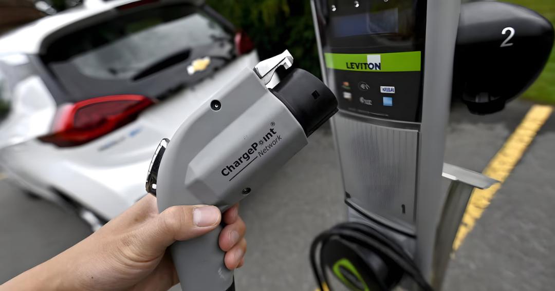 شارژر خودروی برقی (ChargePoint) در حال اتصال به ایستگاه شارژ