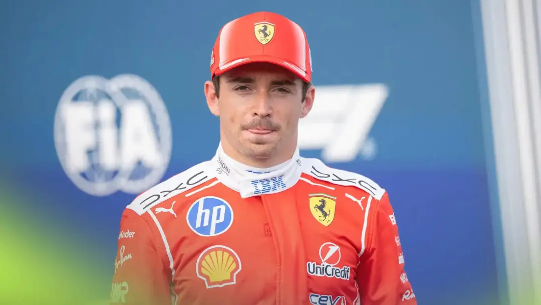 شارل لکلرک (Charles Leclerc) با لباس مسابقه‌ای قرمز تیم فراری در پیست