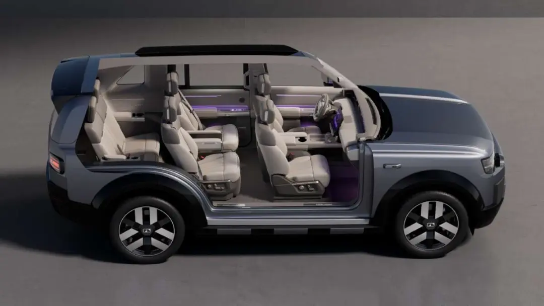 کابین خودرو فریلندر 8 (Freelander 8) با صندلی‌های چرمی و سقف پانوراما