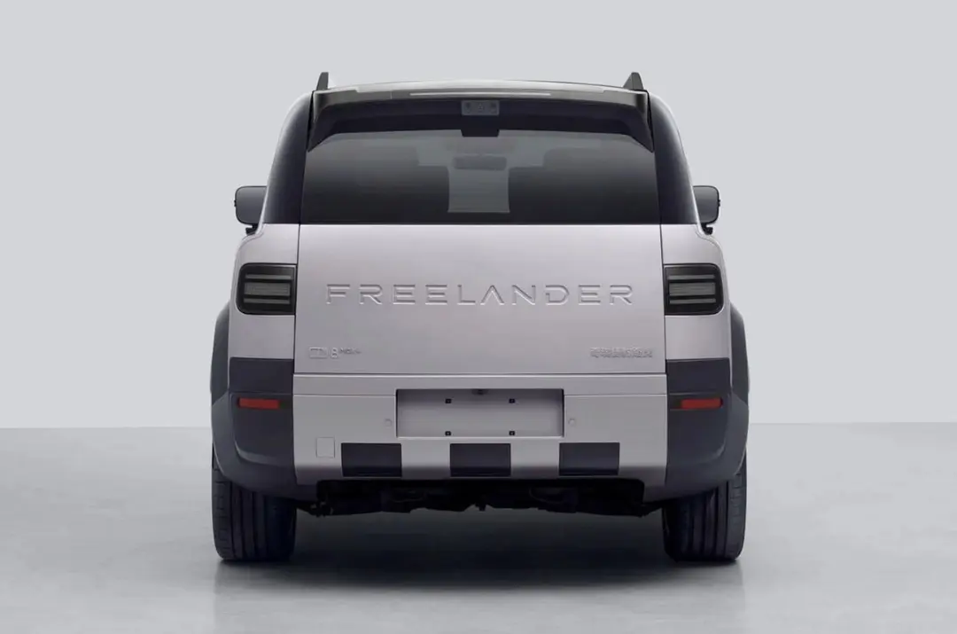 نمای عقب خودروی آفرود فریلندر 8 (Freelander 8) با رنگ نقره‌ای